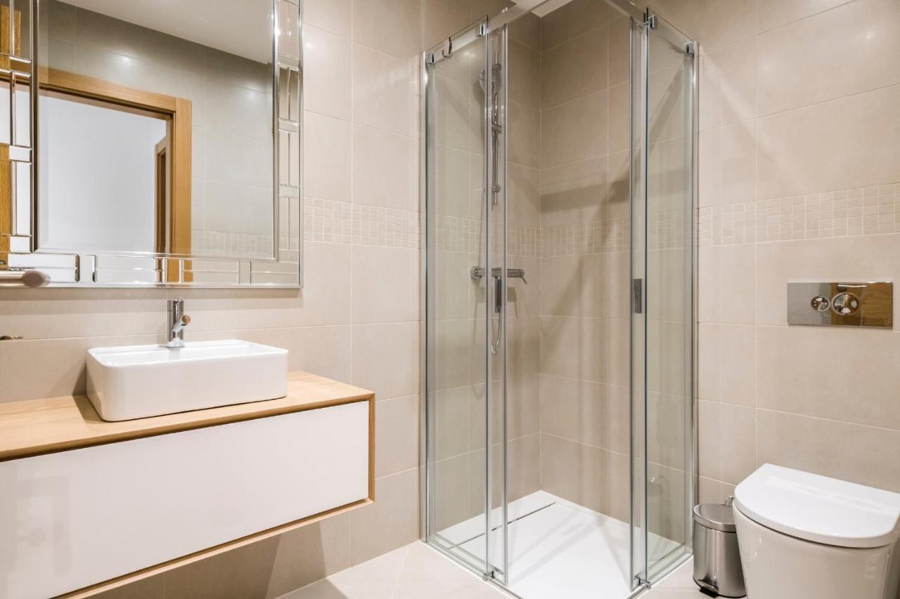 Coolhouses Lagos, 2 Bed Stylish City Flat, Rooftop Shared Pool, Clayheart Dış mekan fotoğraf